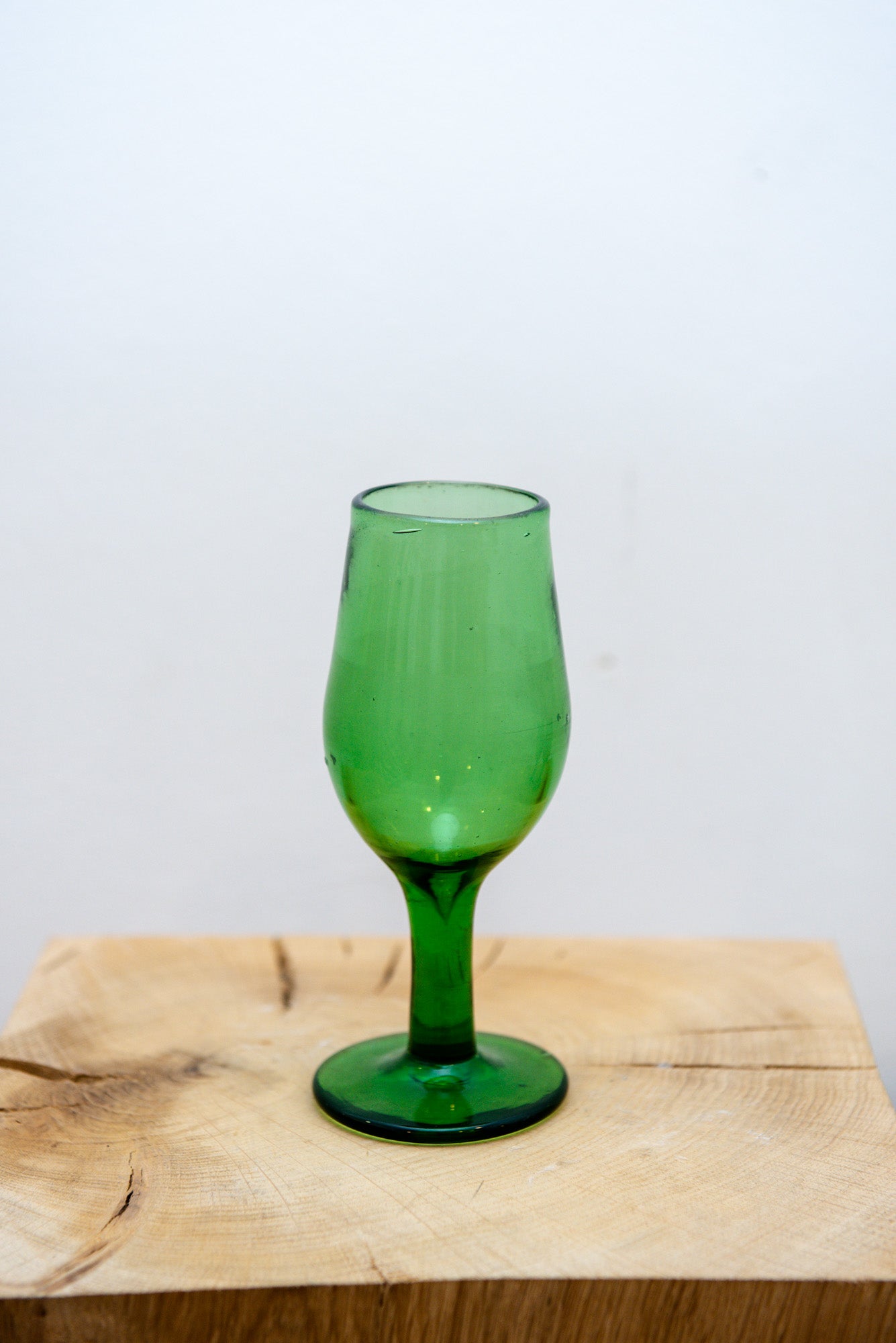 Verre à pieds syrien vert